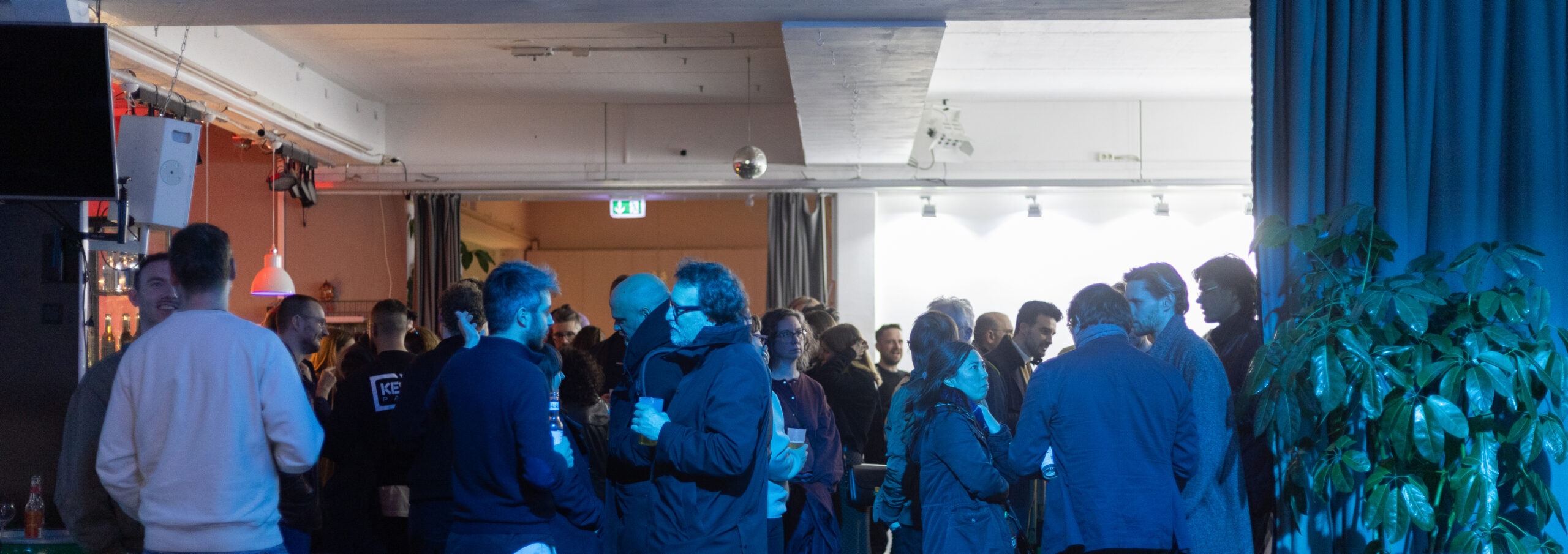 A full room of people talking at a Berlin Music Tech Meetup